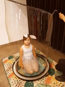 dziewczynka w przebraniu zajączka w bańce mydlanej
