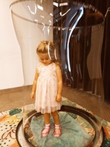 dziewczynka w bańce mydlanej
