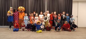 grupowe zdjęcie wszystkich uczestników balu : dzieci, Pani animator, Zumy oraz Pani dyrektor Miejskiego Ośrodka Kultury w Konstantynowie Łódzkim
