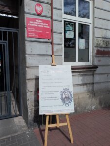 Tablica z cytatami Fredry przed budynkiem Miejskiej Biblioteki Publicznej w Konstantynowie Łódzkim